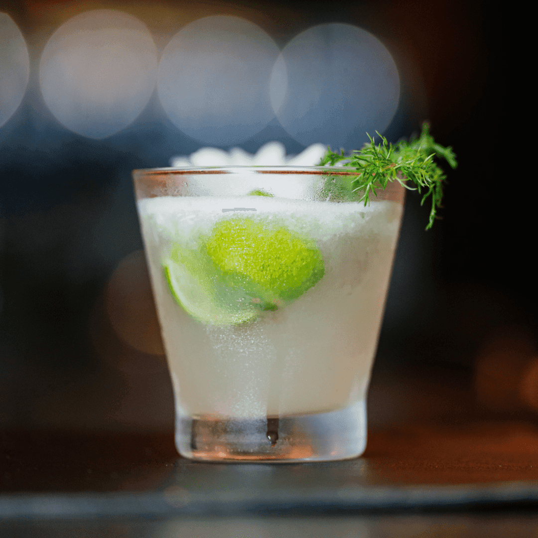 Caipirinha — Cachaça ou Vodka, e Fruta (Limão, Morango, Maracujá, Abacaxi)