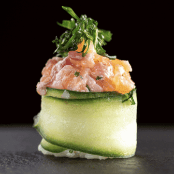 Sushiviche — Arroz envolto no Pepino Japonês Recheado com Mix de Peixes Marinados, Amêndoa torrada e couve crocante