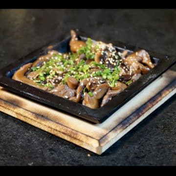 Shimeji — Cogumelos Shimeji refogado no molho Shoyu, Gergelim torrado e Cebolinha