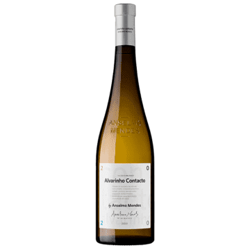 Alvarinho Contacto - Anselmo Mendes — Cor limão brilhante, reflexo esverdeado. Exibe frutado sutil, maduro, com notas florais e marcante mineralidade. Estruturado e elegante, com acidez vibrante, que prolonga o final cítrico.